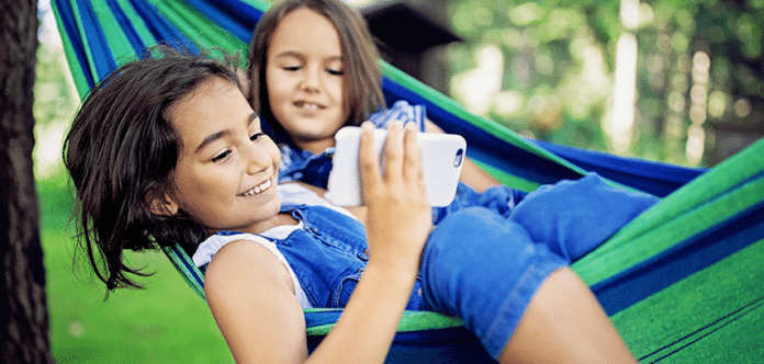 Beneficios del aburrimiento en menores, por qué es importante que exploren el mundo sin pantallas
