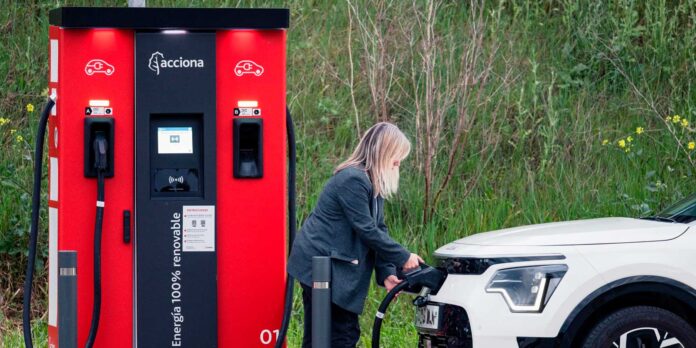 Acciona ha cerrado acuerdos con diversos establecimientos (restaurantes, centros comerciales y hoteles) para instalar 1.000 nuevos puntos de recarga públicos distribuidos por toda la geografía española.