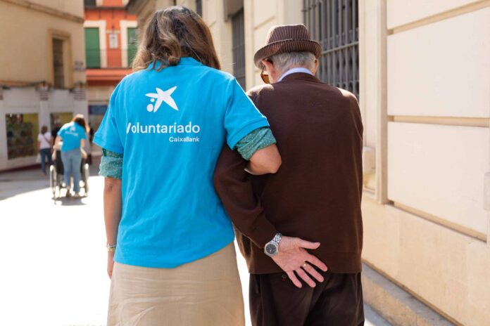 Voluntarios de CaixaBank con personas mayores.