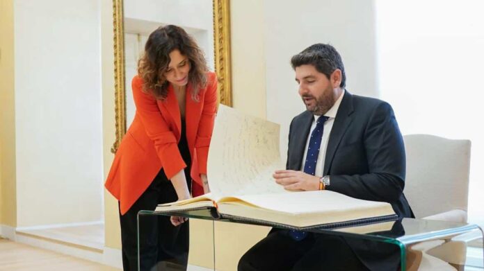 La presidenta Isabel Díaz Ayuso con el presidente de Murcia Fernando López-Miras