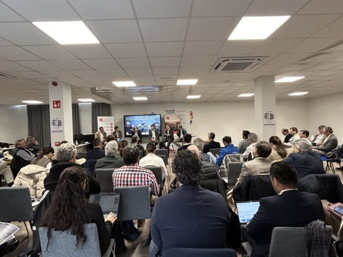 los más de 100 asistentes pudieron disfrutar de un showroom de más de 15 vehículos ecoeficientes para la distribución logística en las ciudades