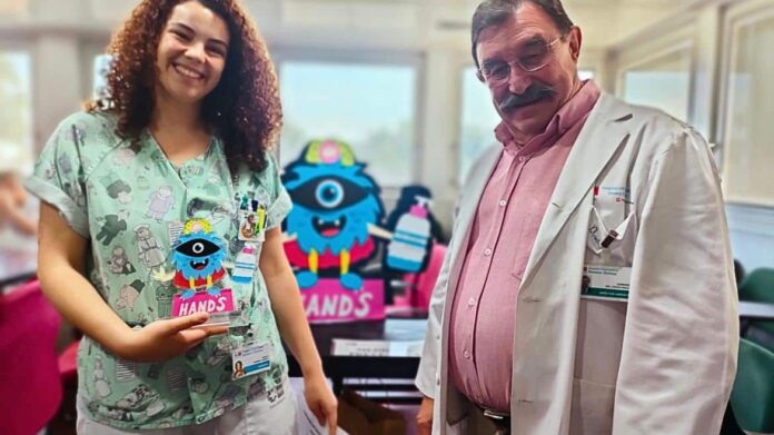 Facultativa de Medicina Preventiva y Gerente del Hospital Severo Ochoa con la mascota Hang`s