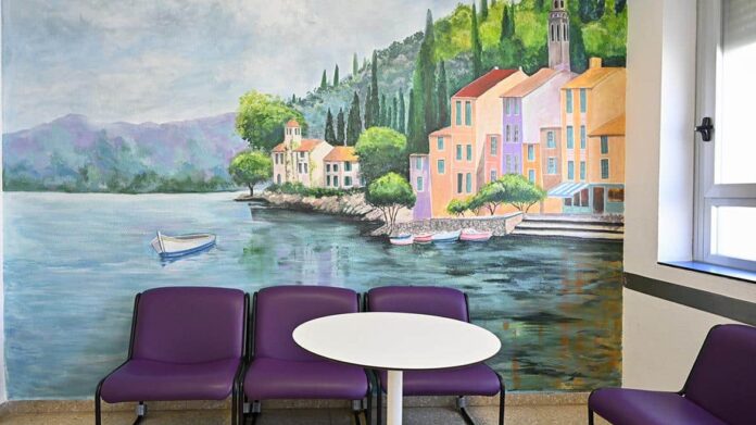 Mural pintado en la sala de espera