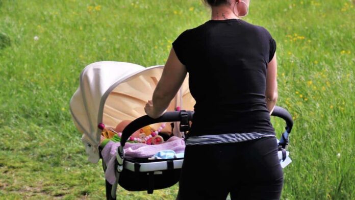 Mamá carrito bebé sendero
