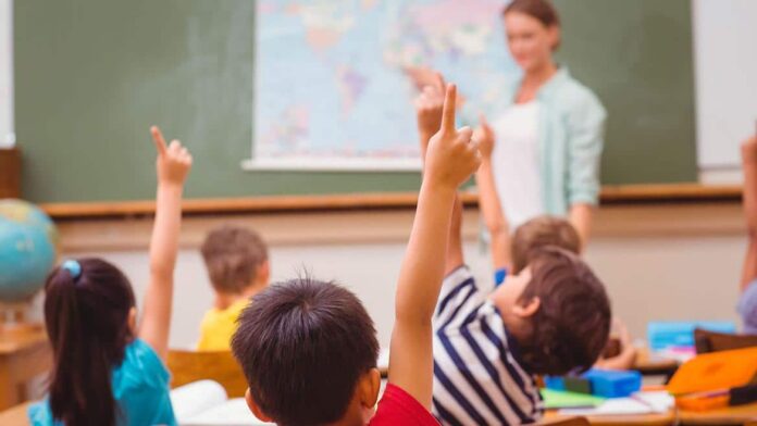 Alumnos atendiendo a una clase