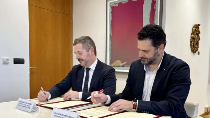 El consejero Mariano de Paco Serrano durante la firma de un acuerdo con la Asociación de Empresarios de Ocio y Espectáculos Noche Madrid
