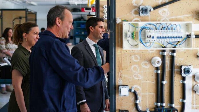El consejero Emilio Viciana durante su visita a la Unidad de Formación e Inserción Laboral de Sierra Palomeras de Moratalaz
