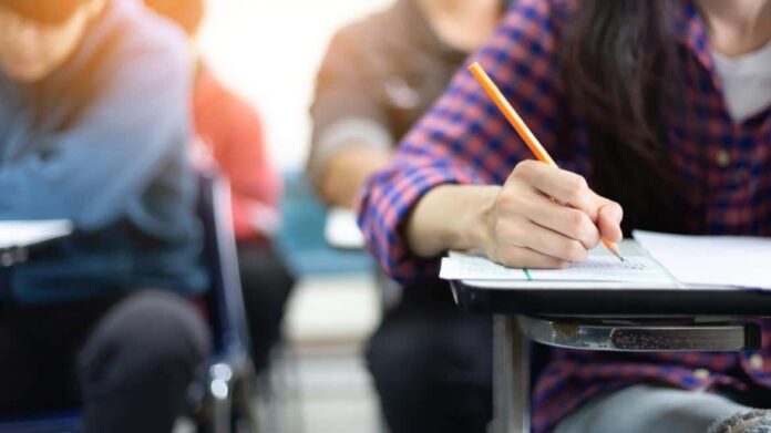 Unos estudiantes presentando un examen 