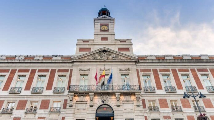 La fachada de la Real Casa de Correos