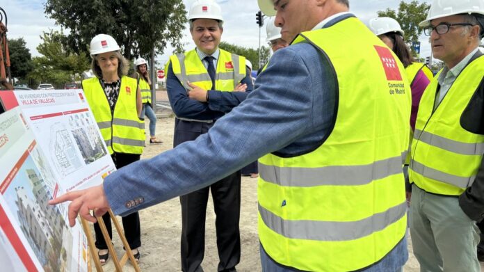 El consejero Jorge Rodrigo durante su visita a la construcción de hogares para familias vulnerables en el Ensanche de Vallecas