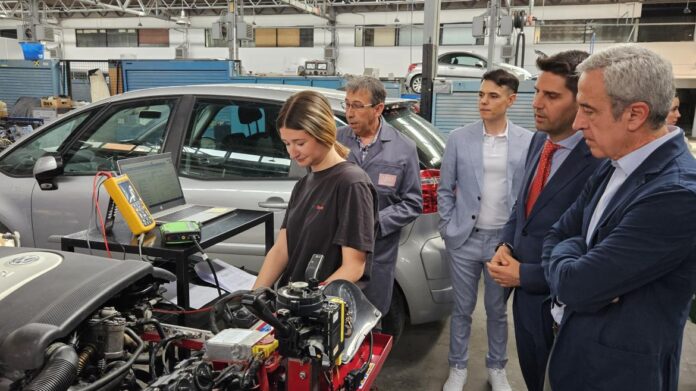 El consejero Emilio Viciana durante su visita al Instituto San Blas