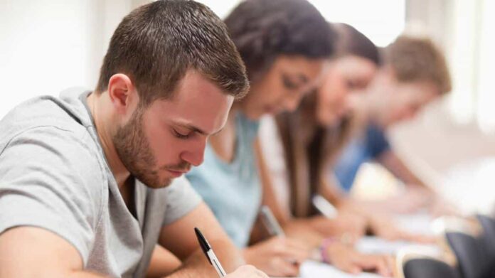 Unos jóvenes durante una clase