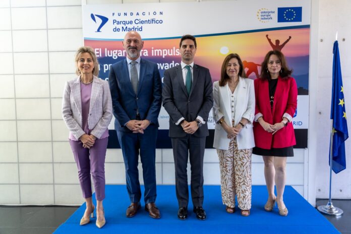 Autoridades en la presentación de Marta del Castillo como nueva directora de la FPCM (de izq. a dcha.): Marta del Castillo Vázquez (directora general FPCM), Joaquín Goyache (rector UCM), Emilio Viciana (consejero Com. Madrid), Amaya Mendikoetxea (rectora UAM) y Ana Ramírez (viceconsejera Com. Madrid).
