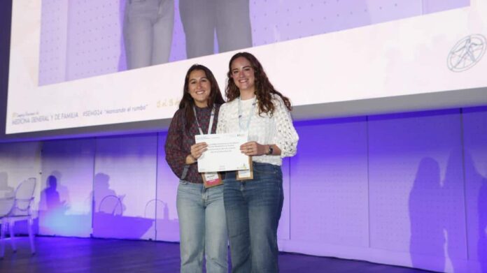 La residente del Centro de Salud de Arganda recoge su diploma en el Congreso de SEMG