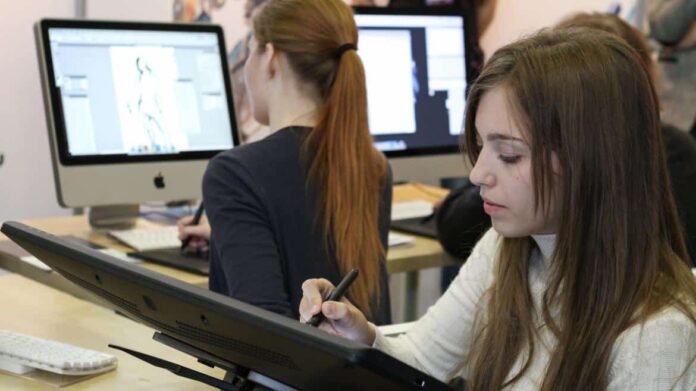 Una chica con una tablet digital