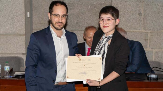 la médico premiada recoge su diploma en el colegio de médicos de Madrid