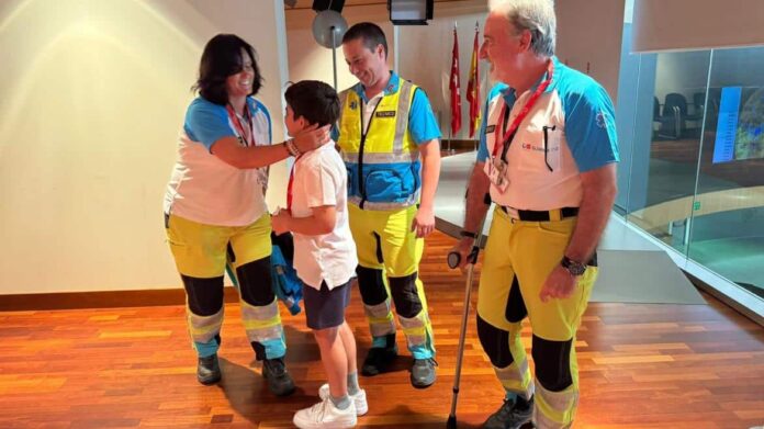 Encuentro de los sanitarios de SUMMA 112 con el niño cuyo parto asistieron hace 10 años
