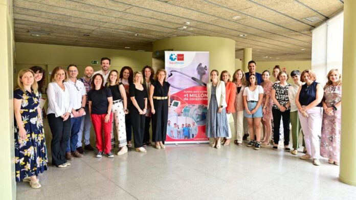Foto de familia de los asistentes a una jornada sobre los resultados de un estudio cardiovascular