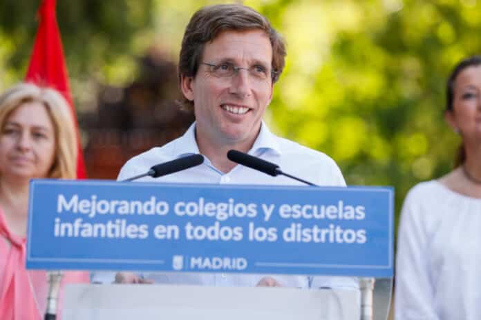 Almeida, alcalde de Madrid, Inma Sanz, vicealcaldesa y portavoz municipal, y Navarro, concejala de Arganzuela