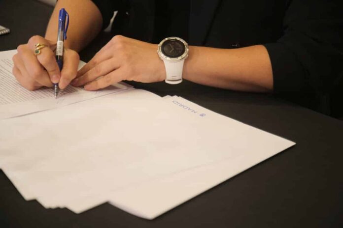 Firma de un documento municipal
