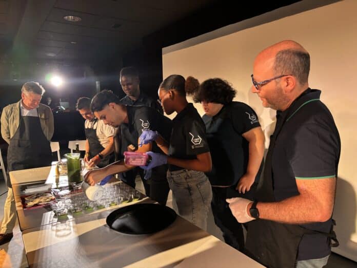 El delegado de Políticas Sociales, Familia e Igualdad, José Fernández,en su visita a La Quinta Cocina
