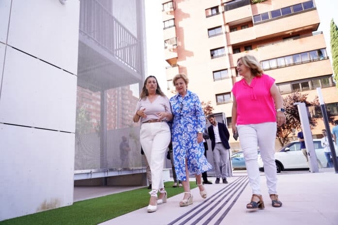 La vicealcaldesa de Madrid, Inma Sanz, la delegada de Obras y Equipamientos, Paloma García Romero, y la concejala de Chamartín, Yolanda Estrada, esta mañana en el nuevo centro cultural del distrito