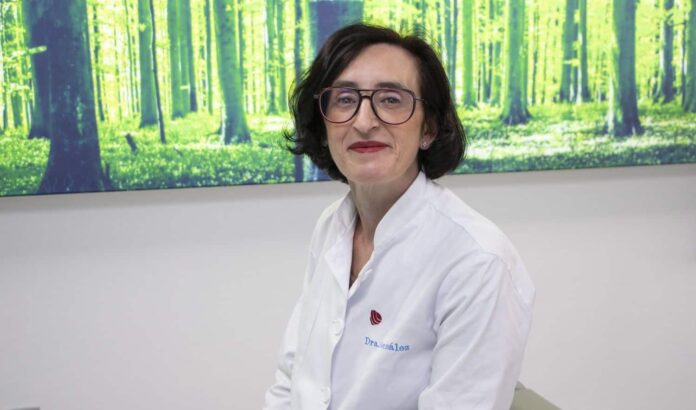 Ana González Elósegui, médico de la Unidad de Trasplante Capilar de Policlínica Gipuzkoa: "Evitar roces la primera semana tras el trasplante capilar es crucial para evitar la pérdida de unidades foliculares"