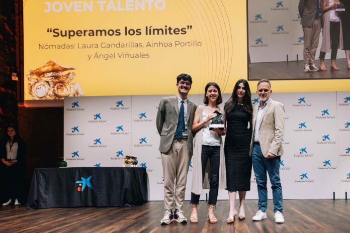 El equipo Nómadas en la entrega de premios de la categoría Jóvenes Talentos de los Premios Búho.