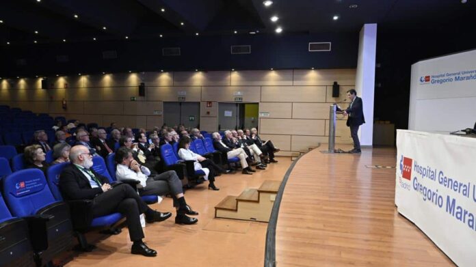 Reunión en el aula magna de los antiguos alumnos