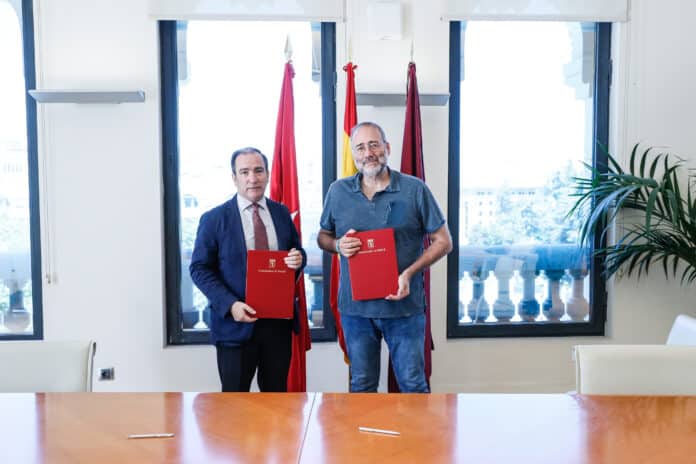 Borja Carabante con el presidente de la Federación Regional de Asociaciones Vecinales de Madrid (FRAVM), Enrique Villalobos