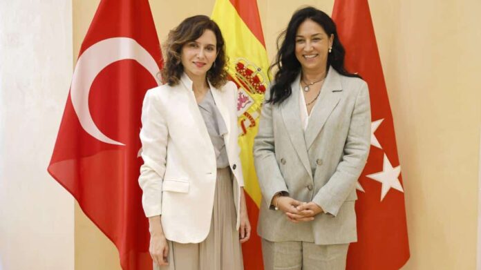 La presidenta junto a la embajadora