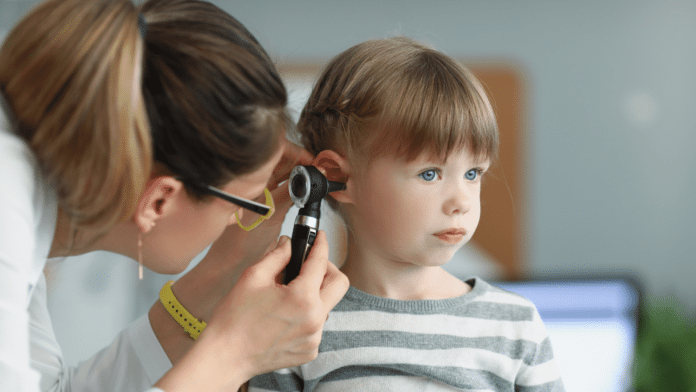 La Dra. Jennifer Cueva, del Centro Médico Quirónsalud Plaza Euskadi, explica tres formas de evitar la otitis en verano