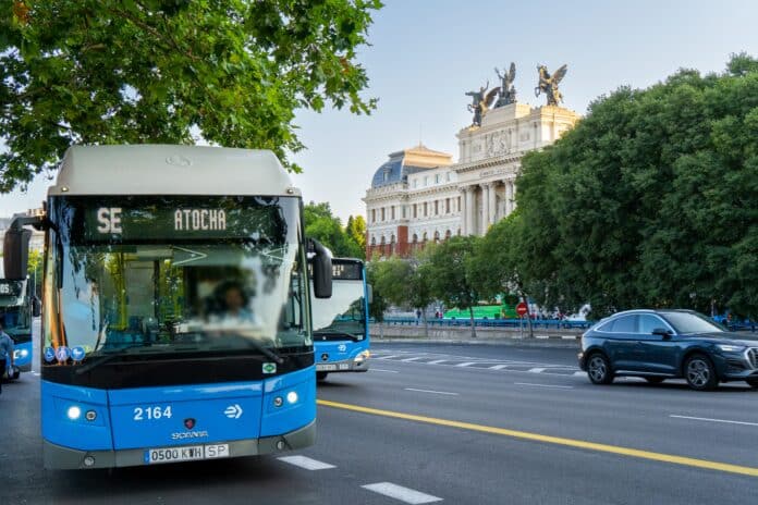 Autobús de la línea SE con dirección Atocha