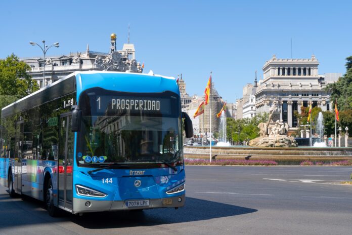 Autobús urbano de la EMT en la plaza de Cibeles