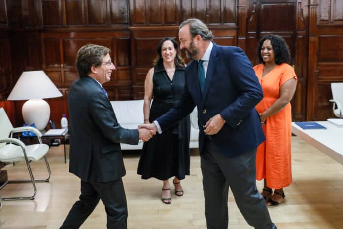 El alcalde de Madrid, José Luis Martínez-Almeida, recibe al director de Espirituosos España, Bosco Torremocha