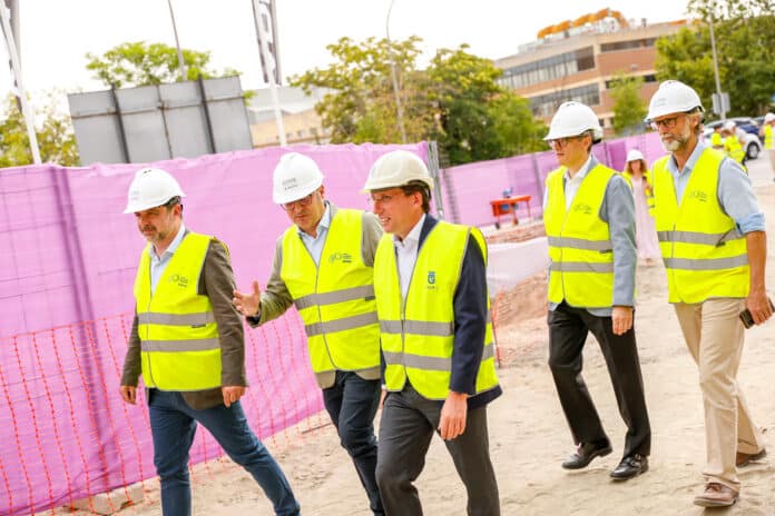 Visita del alcalde,  José Luis Martínez-Almeida, al proyecto de la promoción Iberia Loreto 1 