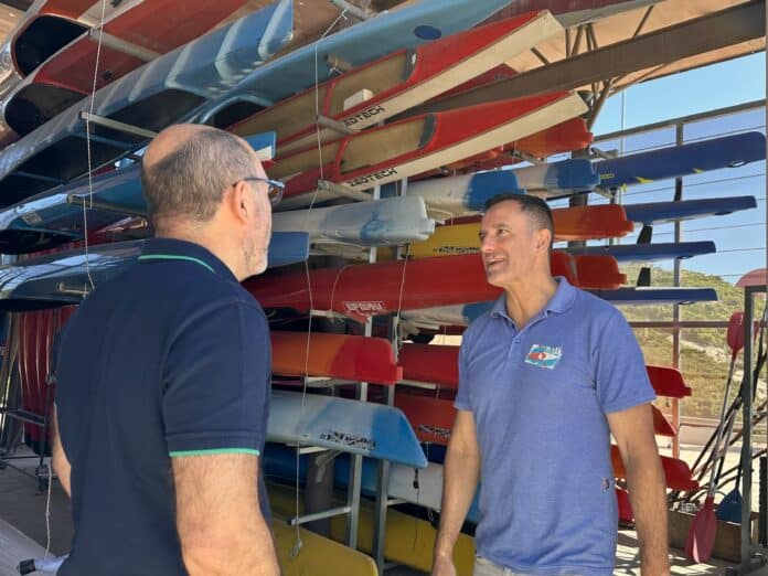 El delegado de Políticas Sociales, Familia e Igualdad, José Fernández, visita el curso de iniciador de piragüismo que se desarrolla en el Club Deportivo Piragua Madrid, en el parque Juan Carlos I