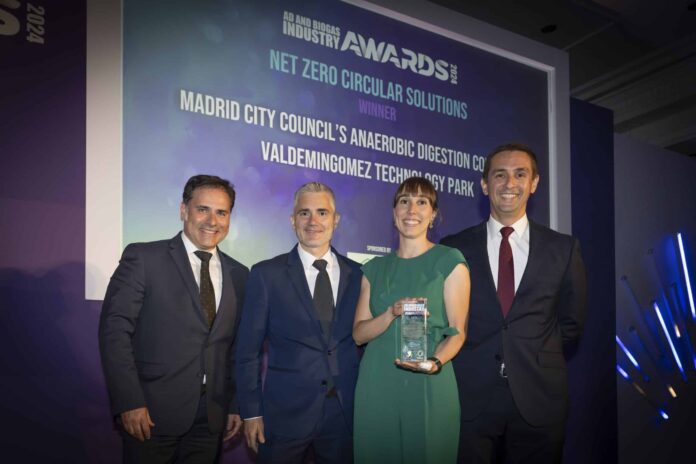 En la imagen, izquierda a derecha:  Francisco Reina Velázquez, Jefe de Departamento de Calidad, Control y Prevención,  Beatriz Molina Martín, Jefa de Departamento de Biometanización y Tratamiento de Biogás,  Rubén Rubial Herreras, Adjunto a Departamento de Biometanización y Tratamiento de Biogás junto al responsable de la Organización que hizo la entrega de los galardones. 