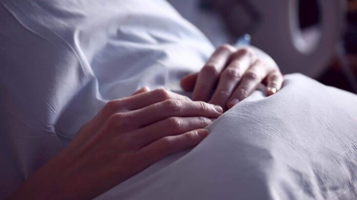 paciente en la cama de un hospital