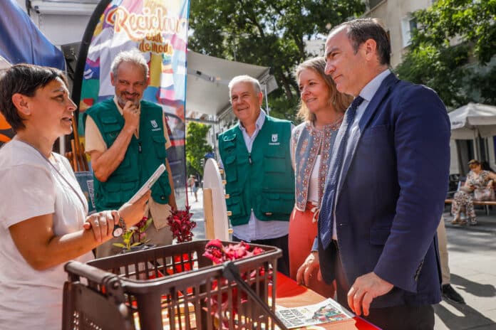 Carabante, este miércoles, durante la visita desarrollada por el departamento de Educación Ambiental en el mercadillo de la avenida Felipe II, en el distrito de Salamanca