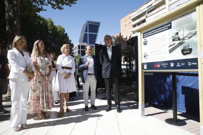 Yolanda Estrada, Paloma García Romero y Borja Carabante (de izquierda a derecha, tres posiciones centrales) presentan el proyecto piloto de SUDS de Madrid Nuevo Norte