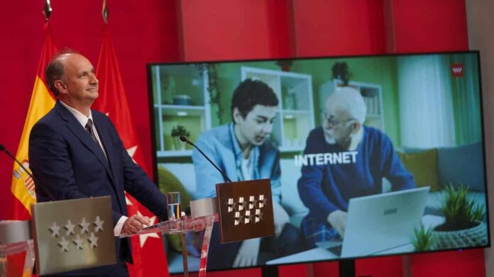 El consejero Miguel López-Valverde durante una rueda de prensa en la Real Casa de Correos