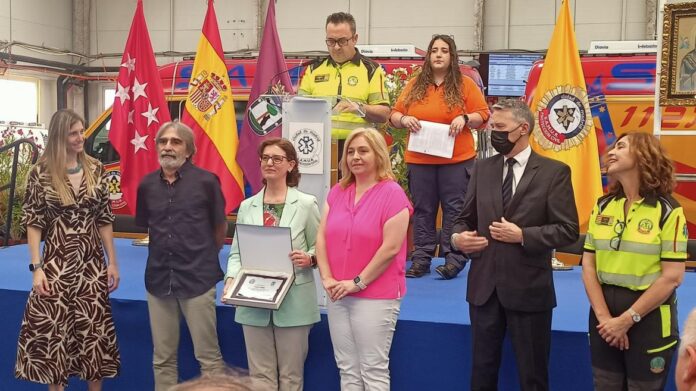 Representantes de la Dirección General de Salud Pública recogiendo la distinción a cargo de SAMUR-Protección Civil
