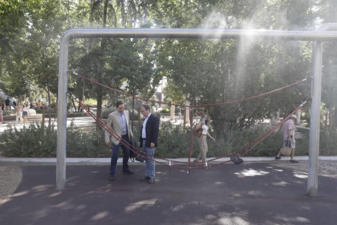 Carabante visita una de las áreas infantiles con más reclamo de la ciudad, la ubicada en plaza de España