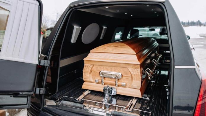 Ataúd entrando en coche funerario 