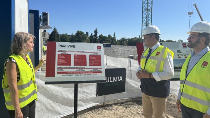 El consejero Jorge Rodrigo durante su visita en Pinto a la construcción de viviendas del Plan Vive