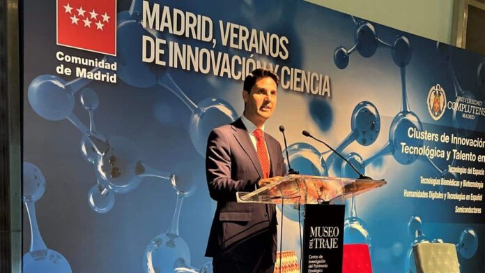 El consejero Emilio Viciana durante la presentación de la programación de los Cursos de Verano de El Escorial de la Universidad Complutense