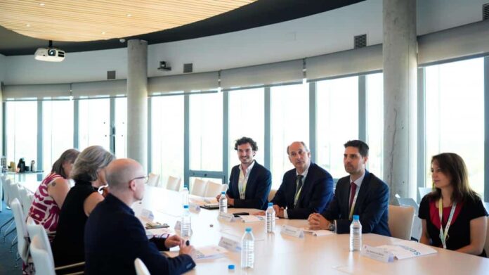 Los consejeros Emilio Viciana y Miguel López-Valverde durante su visita a la sede del IMDEA Software