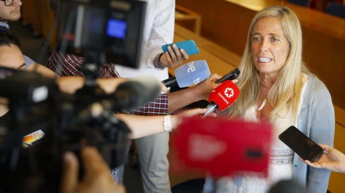 La consejera Rocío Albert atiende a los medios de comunicación