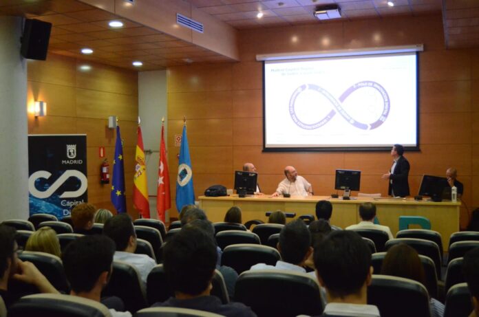 La Dirección General de Innovación del Ayuntamiento de Madrid y una delegación de los centros de innovación de la capital, acompañados por un grupo de startups alojadas en ellos han participado en una jornada de trabajo con el IoTMADLab